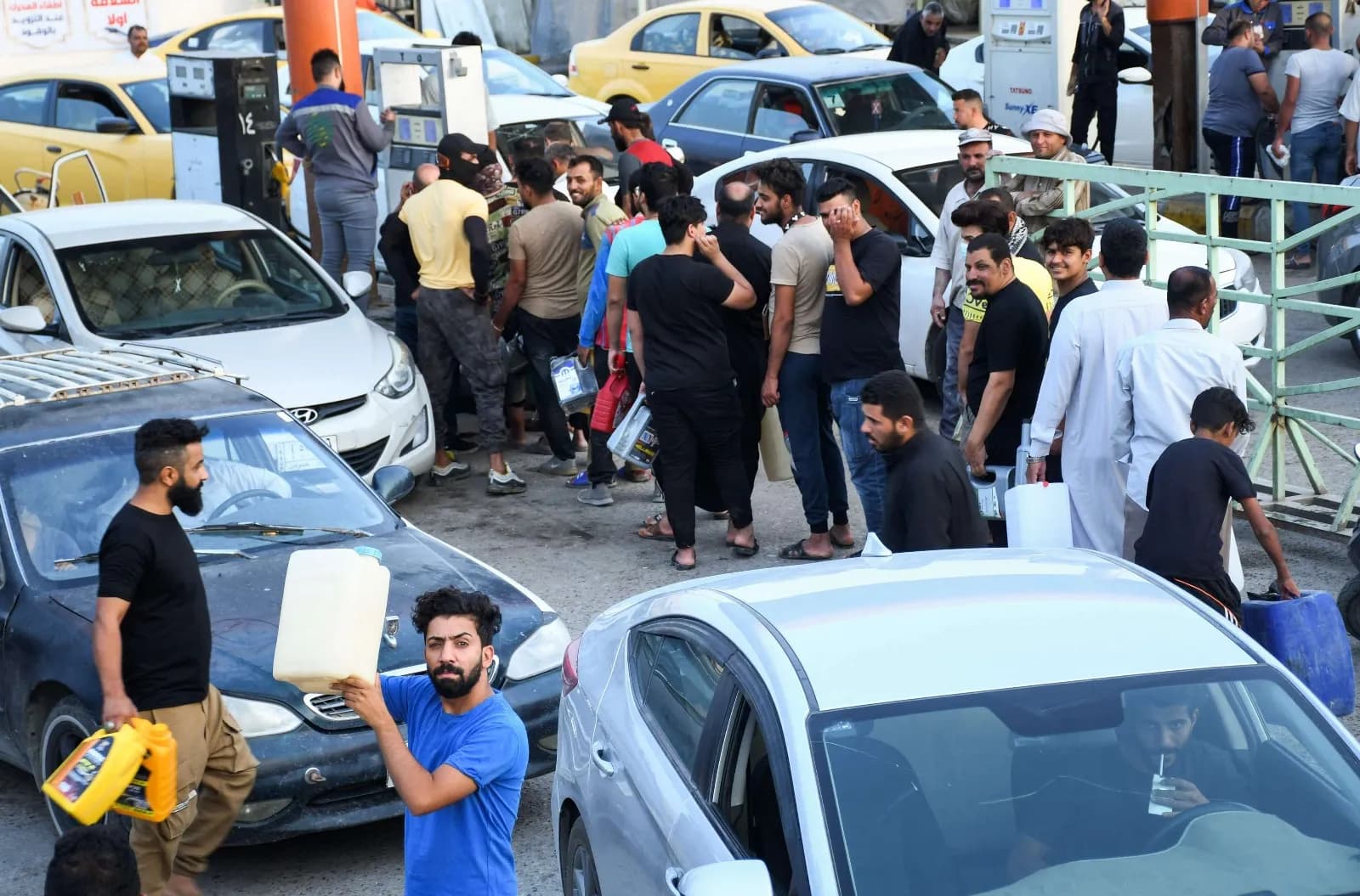 اتساع فجوة الاستهلاك المحلي.. كيف تتجه بغداد للاستيراد لتطويق أزمة البنزين؟