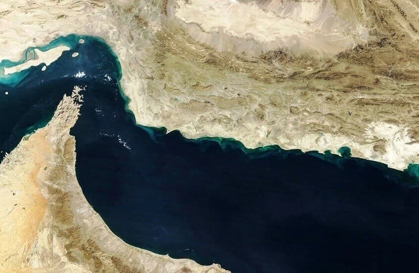 توقف تام لحركة الملاحة في مضيق هرمز بعد الضربات الأميركية والإيرانية