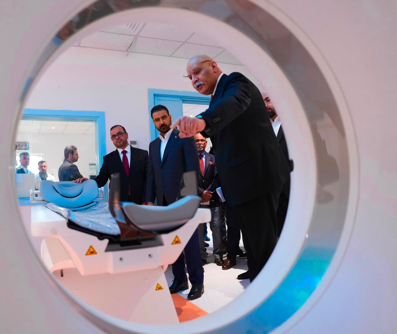 الزيدي يفتتح مركز الرحمن الطبي ويوجه بمجانية خدماته وتشغيله على مدار الساعة