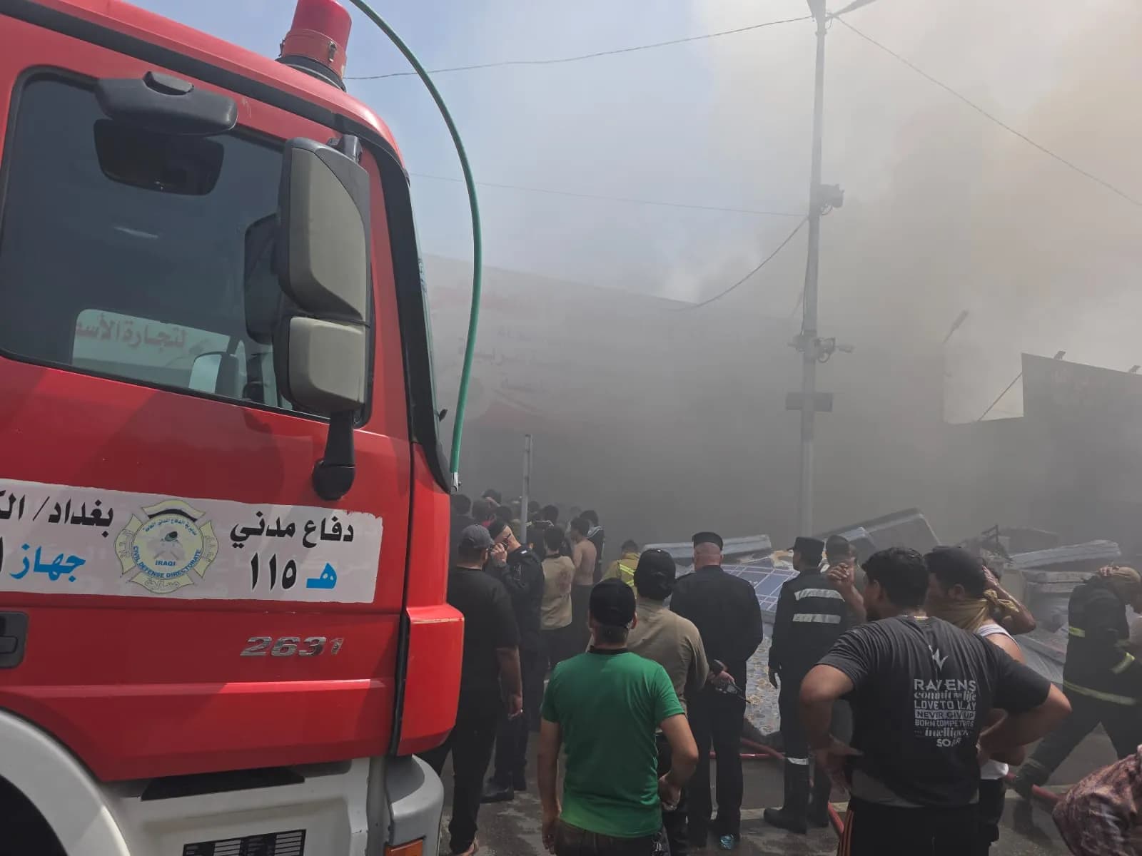 بغداد.. فرق الدفاع المدني تسيطر على حريق ساحة عدن وتنقذ 4 عمال