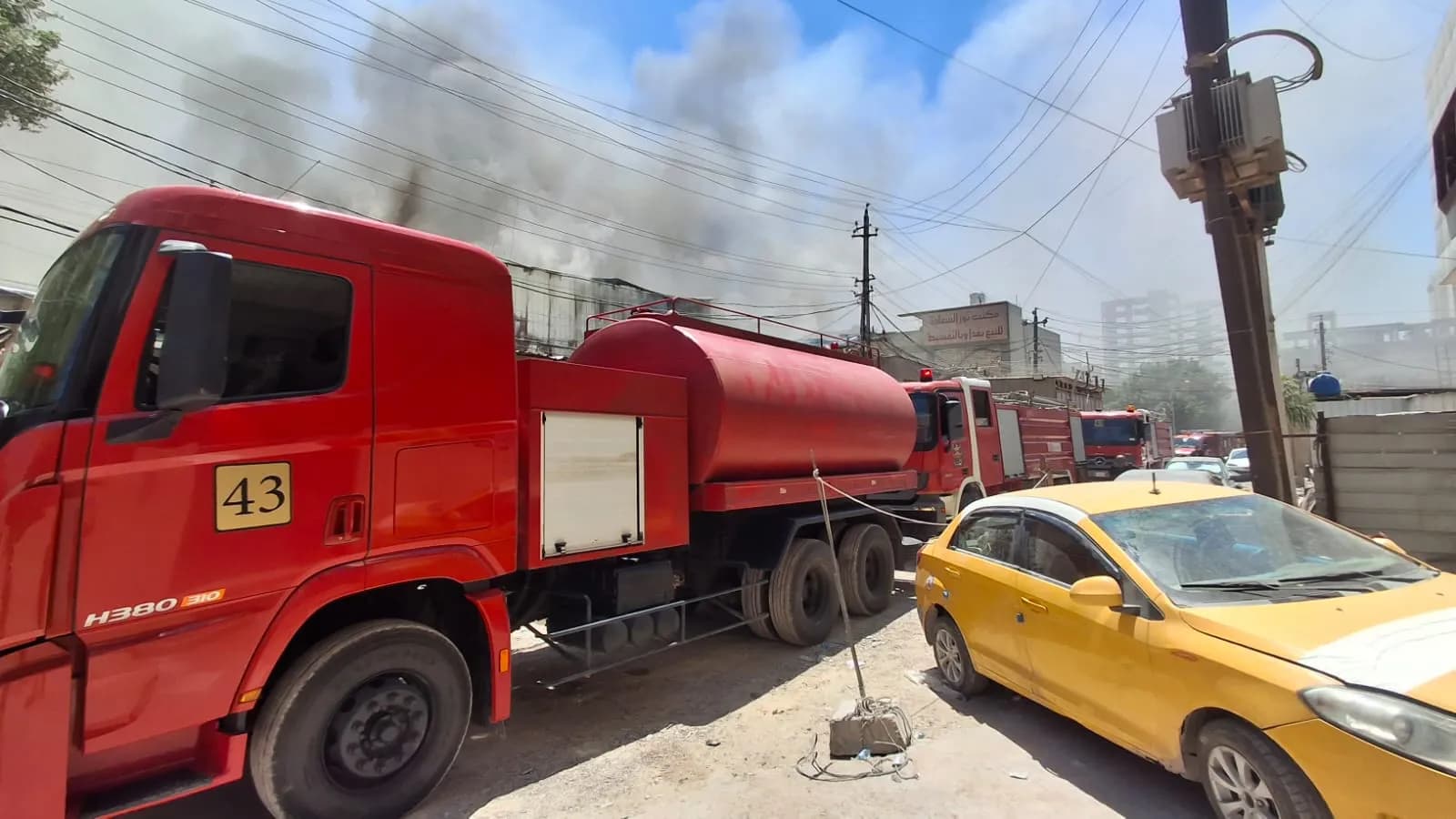 مخالفات "السندويج بنل" تتكرر.. كيف أنقذت 12 فرقة إطفاء الكرادة من كارثة حريق تجاري؟