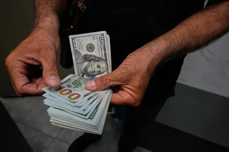 أسعار الدولار في العراق تلامس الـ160 ألف دينار