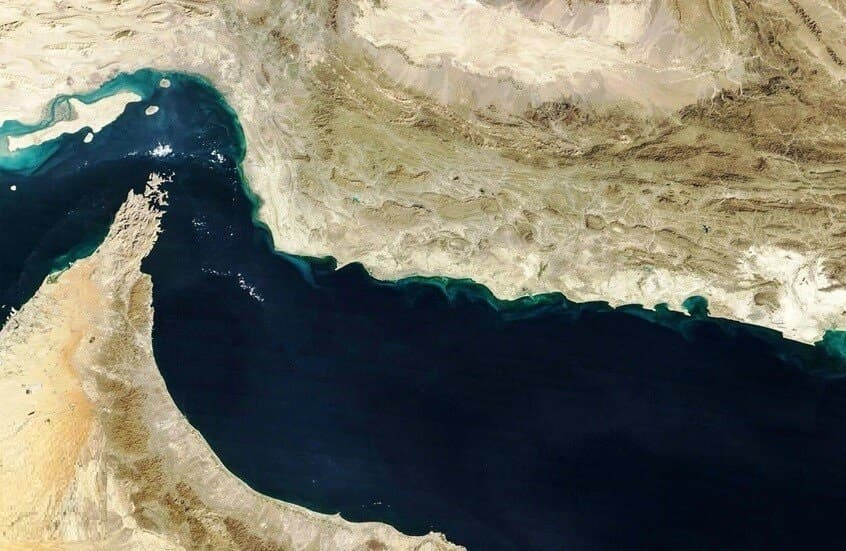 توقف شبه تام لحركة الملاحة عبر مضيق هرمز