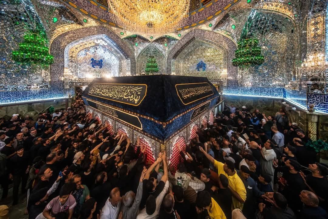 العتبة العلوية المقدسة ترفع راية الحزن لإحياء ذكرى وفاة الرسول الأعظم محمد (ص)
