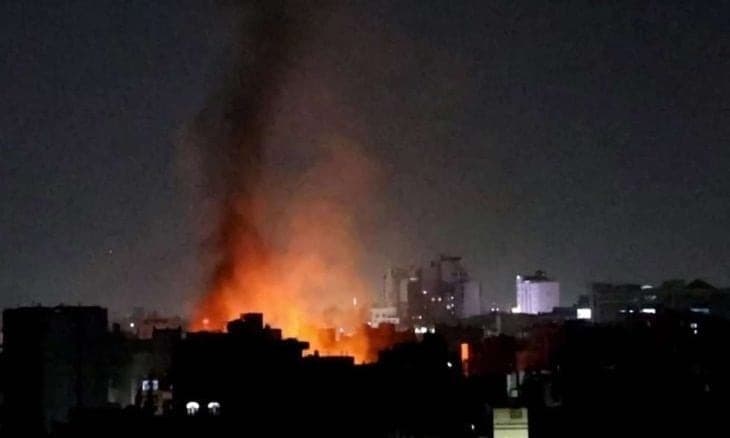 تجدد الانفجارات في جزيرة لارك الإيرانية
