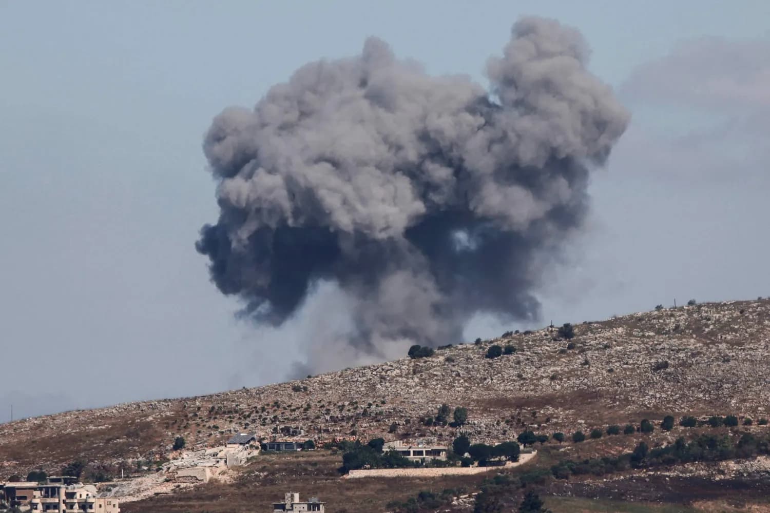 الجيش الاسرائيلي يلقي مواد متفجرة على منطقة الدبشة في قضاء النبطية جنوبي لبنان