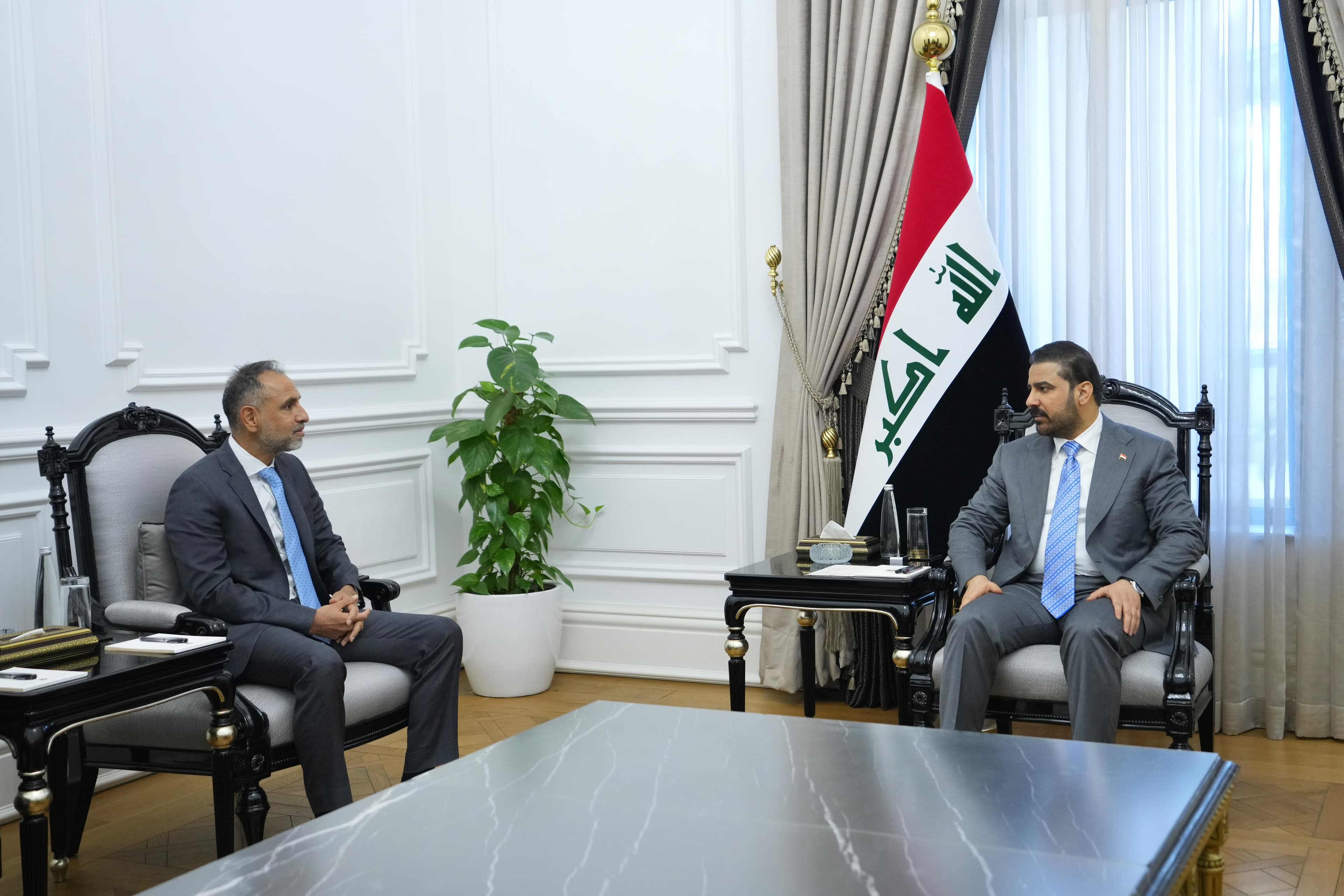 الزيدي يبحث مع السفير البريطاني انتقال العلاقة من التعاون العسكري إلى الشراكة الاقتصادية والاستثمارية