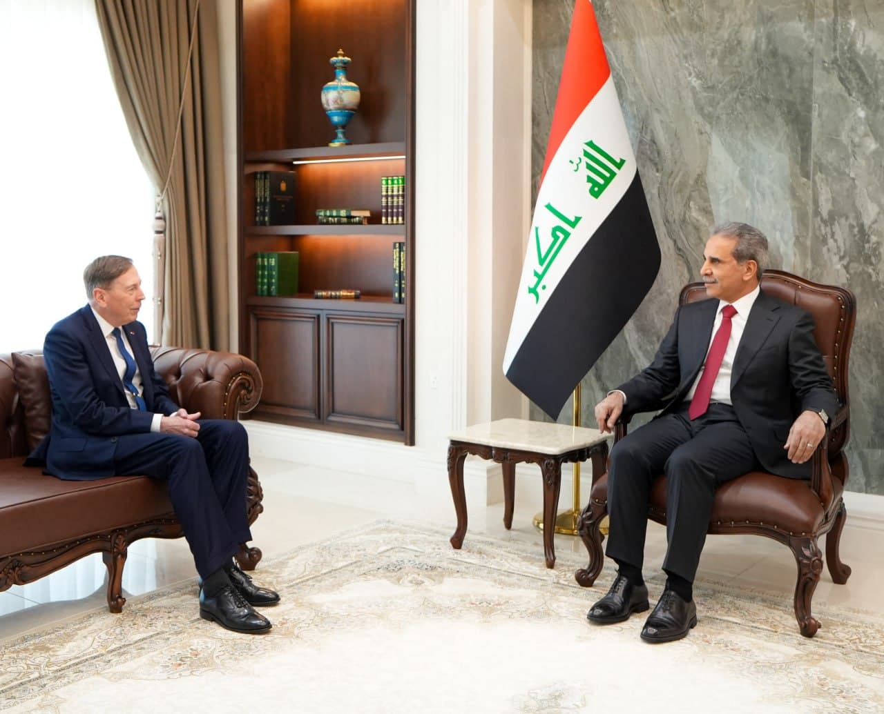 زيدان يستقبل بترايوس ويثمّن جهوده في مكافحة الإرهاب والمصالحة الوطنية