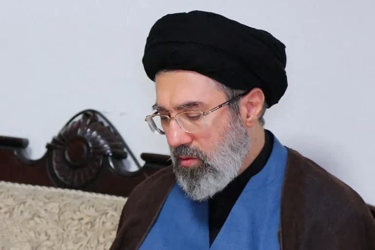 السيد مجتبى خامنئي: علينا إحباط العدو وهزيمته في مرحلة الجهاد الاقتصادي
