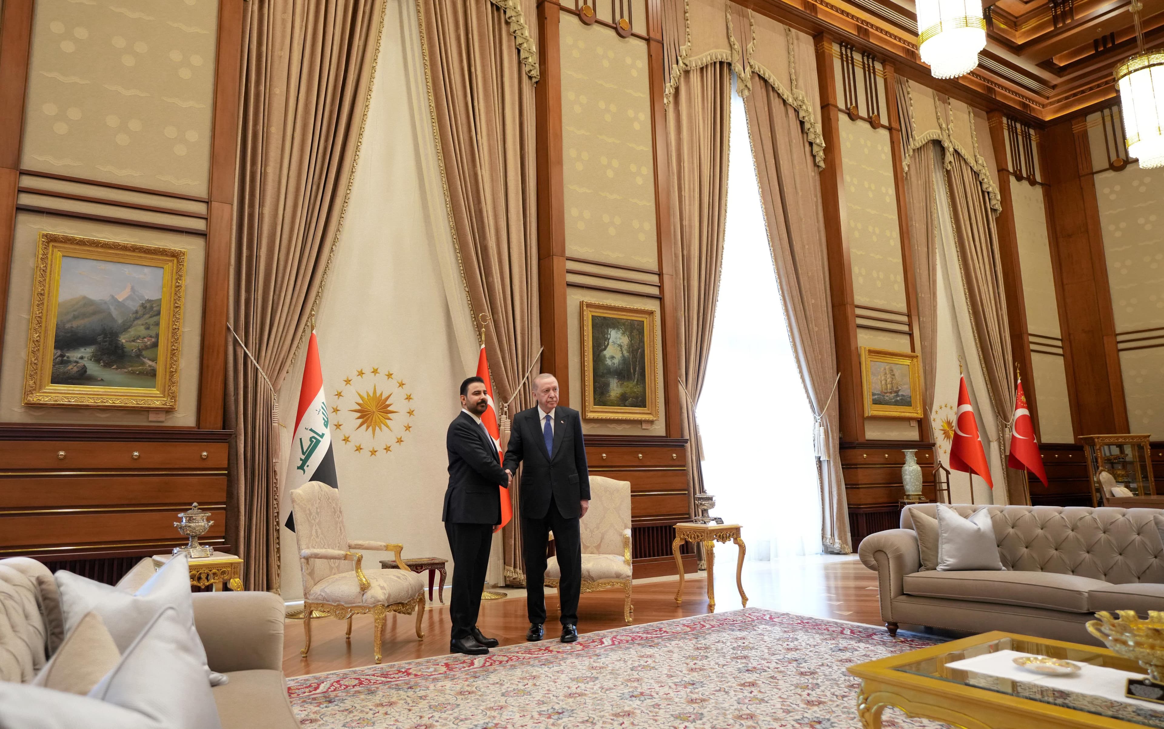 رئيس مجلس الوزراء علي الزيدي يجري لقاءً ثنائياً مع الرئيس التركي رجب طيب أردوغان في المجمع الرئاسي بالعاصمة أنقرة