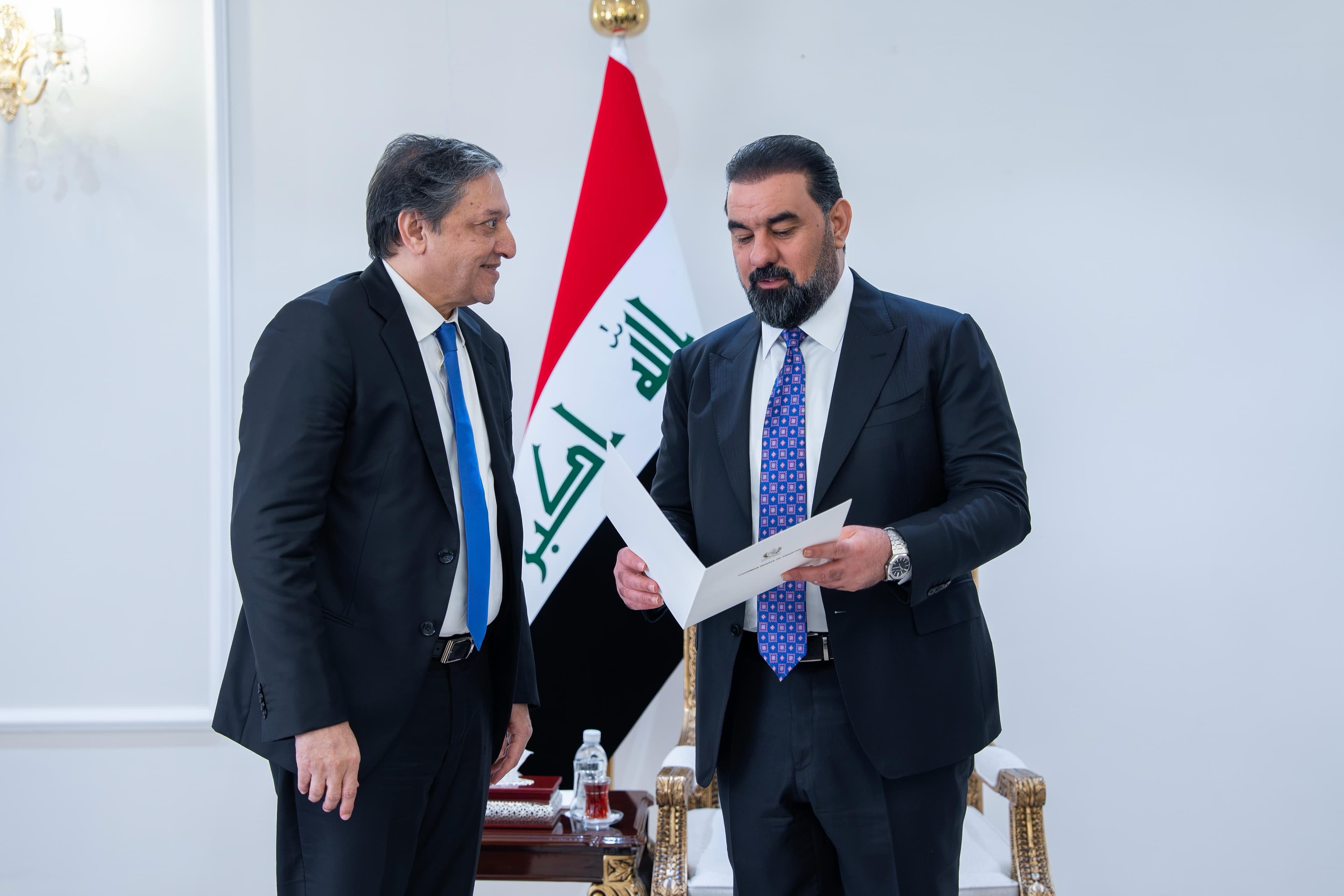 رئيس البرلمان يتسلم دعوة رسمية لزيارة باكستان ويبحث تعزيز التعاون الثنائي