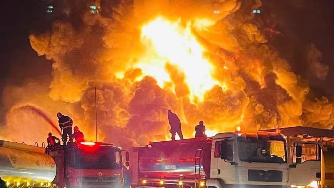 حريق كبير يندلع في مستودع للوقود بمنطقة تانجرو في السليمانية