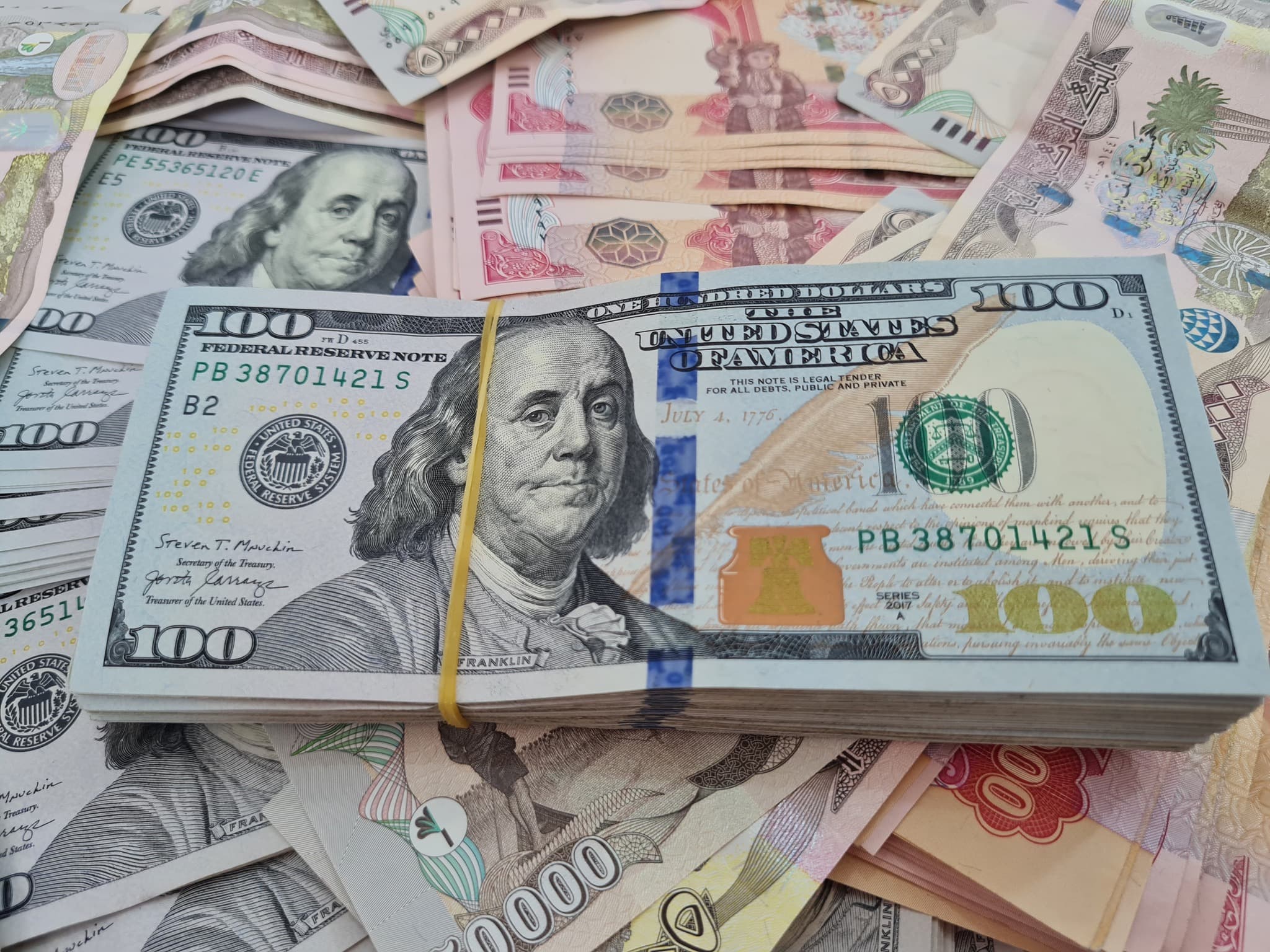 بدء تطبيق خفض سقف بيع الدولار للمسافرين إلى 2000 دولار
