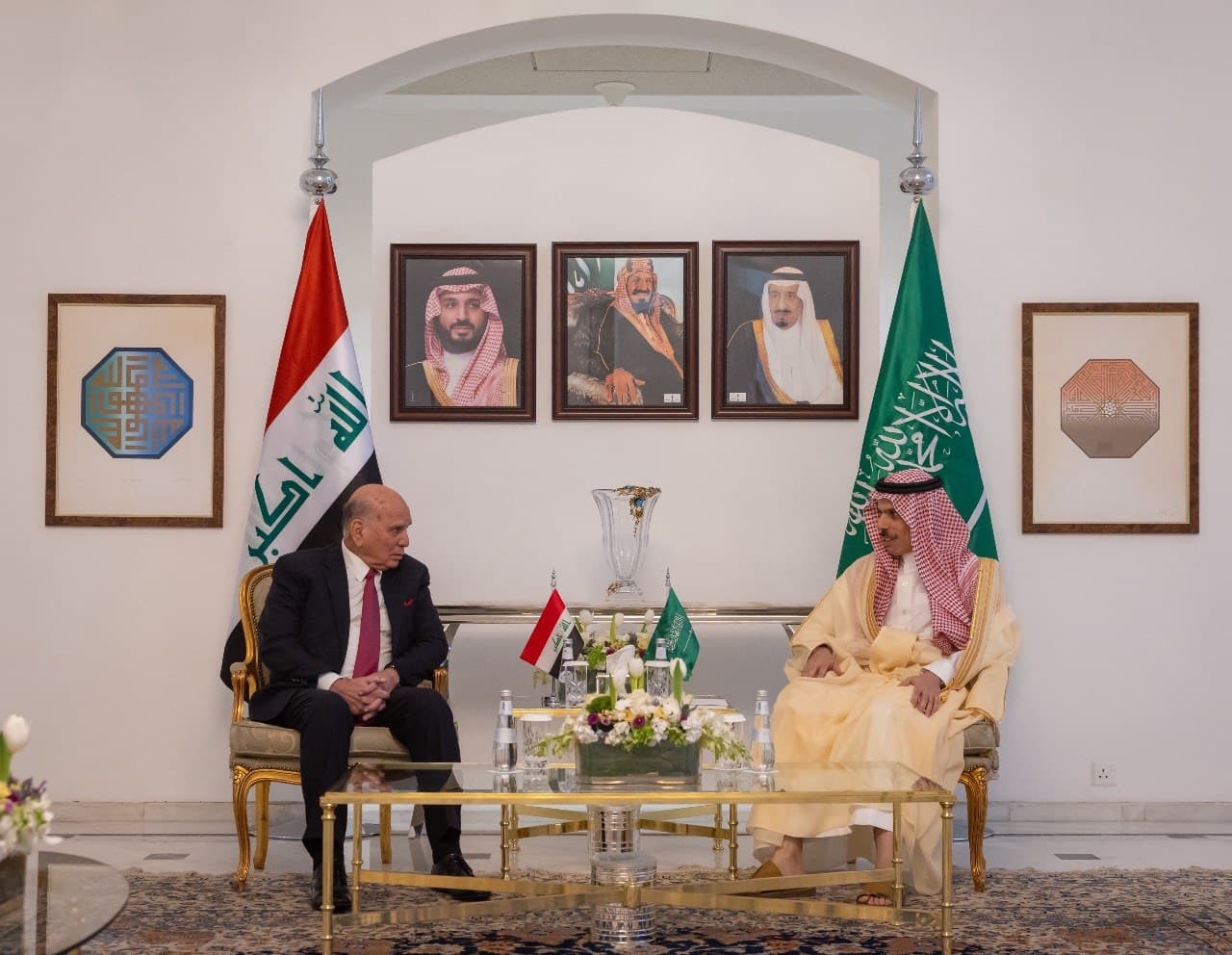 وزير الخارجية لنظيره السعودي: العراق يحرص على إقامة علاقات متوازنة ومتميزة مع جميع دول الجوار