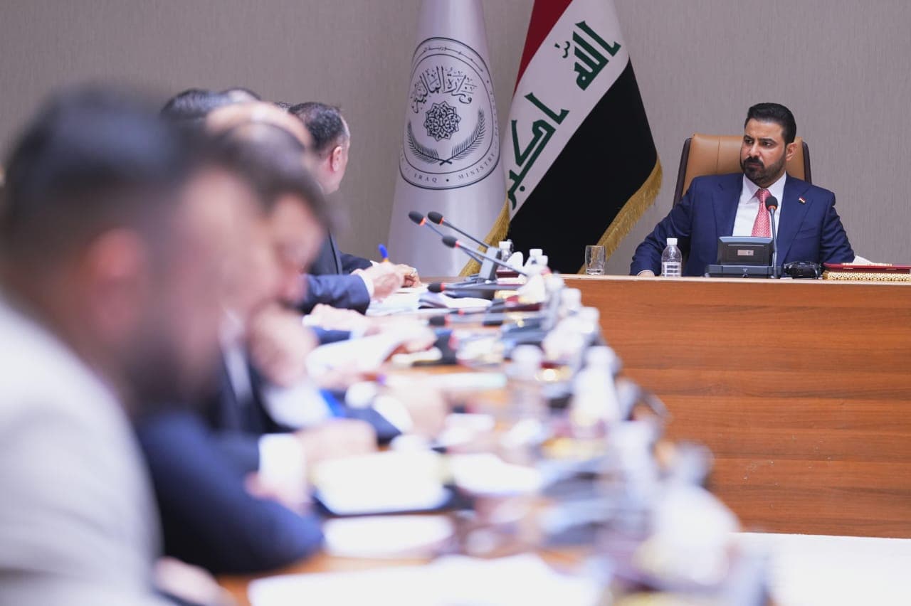 رئيس الوزراء: رواتب الموظفين يجب أن تطلق في مواعيدها كي لا تكون هناك رسالة قلق للناس وكذلك رواتب شبكة الحماية الاجتماعية