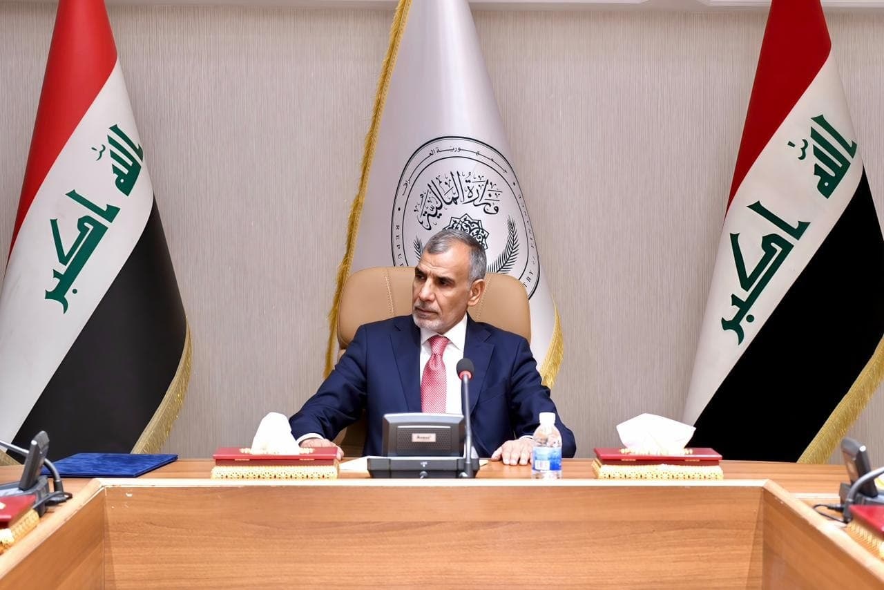 وزير المالية  يترأس اجتماعاً موسعاً ويؤكد ضرورة تعزيز الانضباط المالي وزيادة الإيرادات