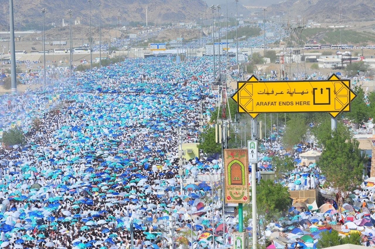 توافد حجاج بيت الله الحرام إلى صعيد عرفات وسط خدمات متكاملة لأداء الركن الأعظم