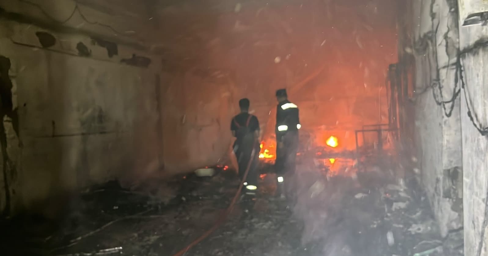 الدفاع المدني: إخماد حريق بمعمل للنجارة في بغداد سببه تماس كهربائي