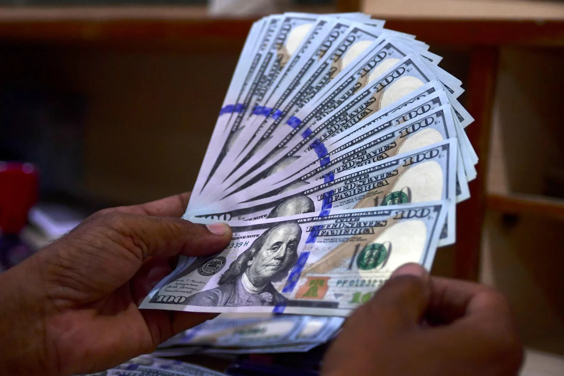 انخفاض جديد في أسعار صرف الدولار أمام الدينار