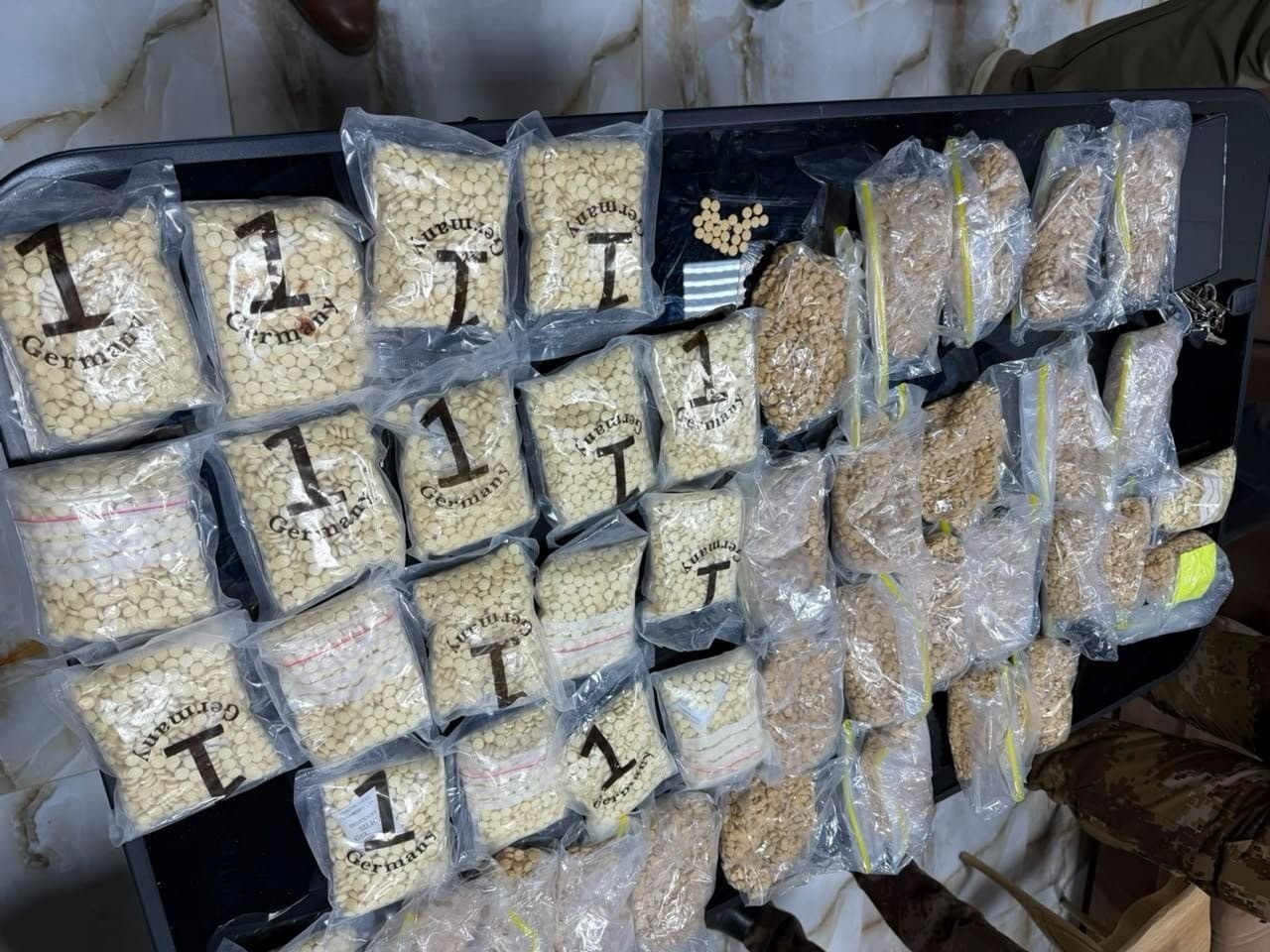 الكمارك: إحباط محاولة تهريب 45 ألف حبة مخدرة داخل صهريج قادم من سوريا