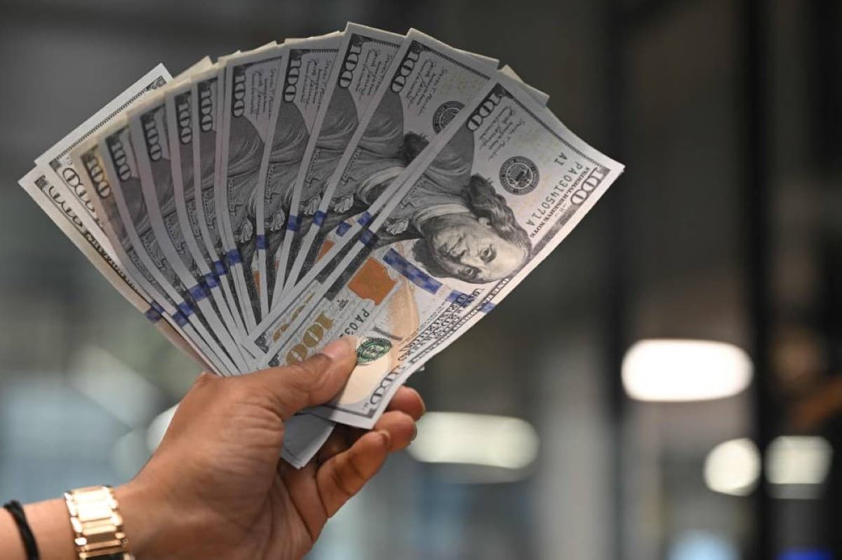 الدولار يواصل الارتفاع ويفرض إيقاعه على أسواق الصرف