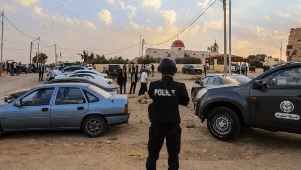 القبض على ثلاثة مشتبه بهم في الهجوم على كنيسة في الأردن