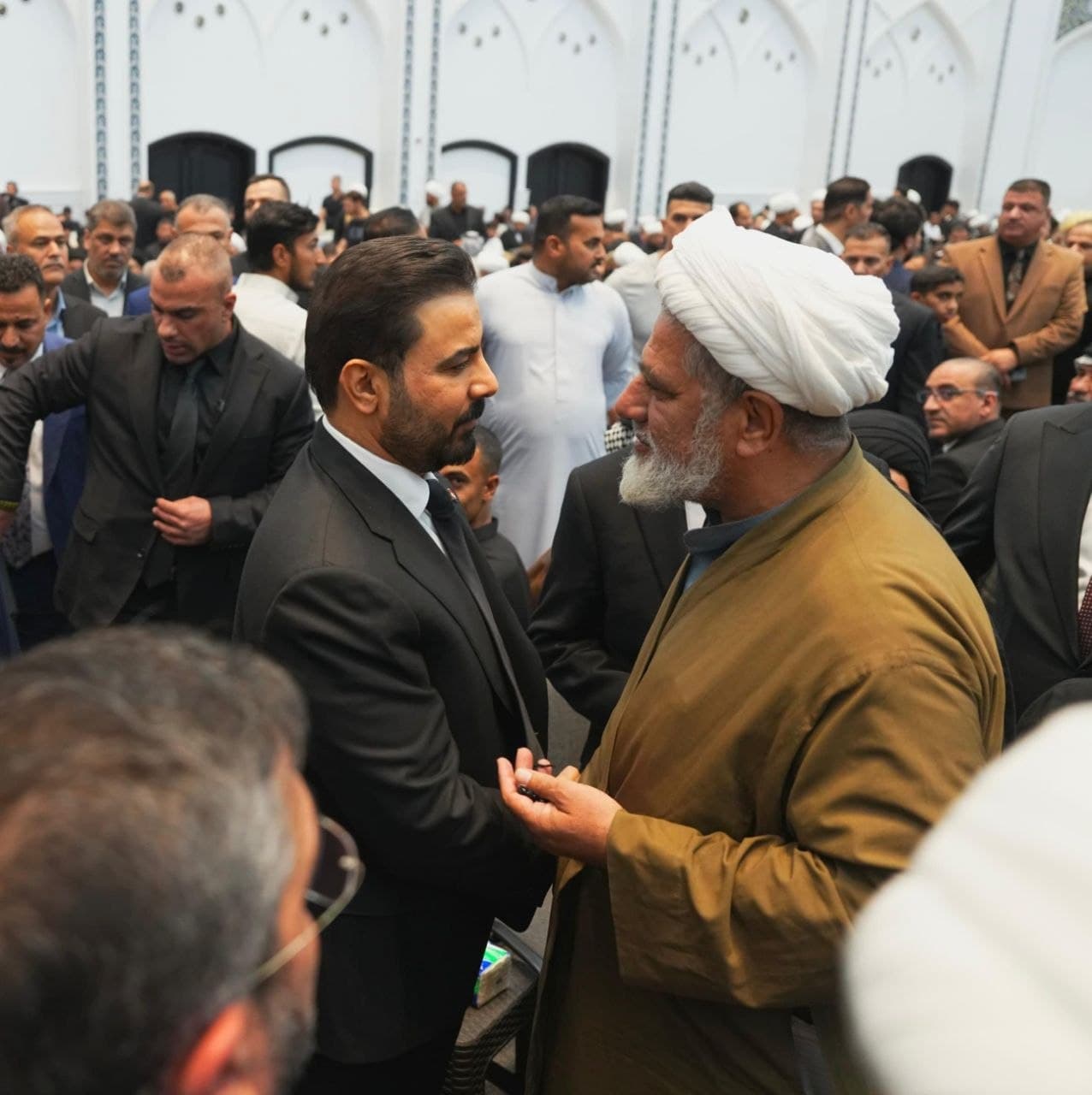 رئيس الوزراء علي الزيدي يحضر مجلس العزاء المُقام على روح الشيخ محمد إسحاق الفياض في النجف الأشرف