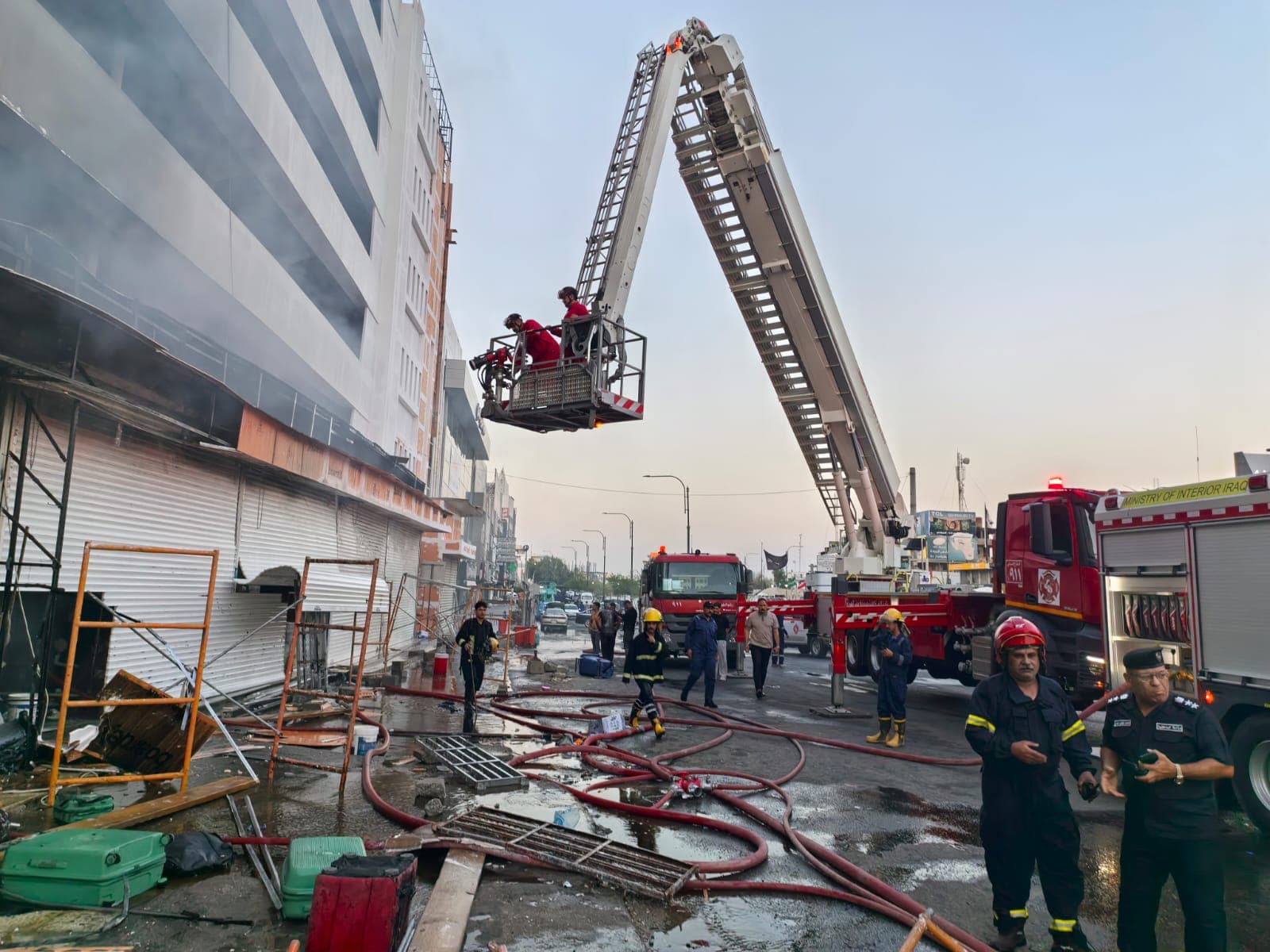 الدفاع المدني يسيطر على حريق مخزن للأدوات الاحتياطية في الكرادة بمشاركة 17 فرقة إطفاء