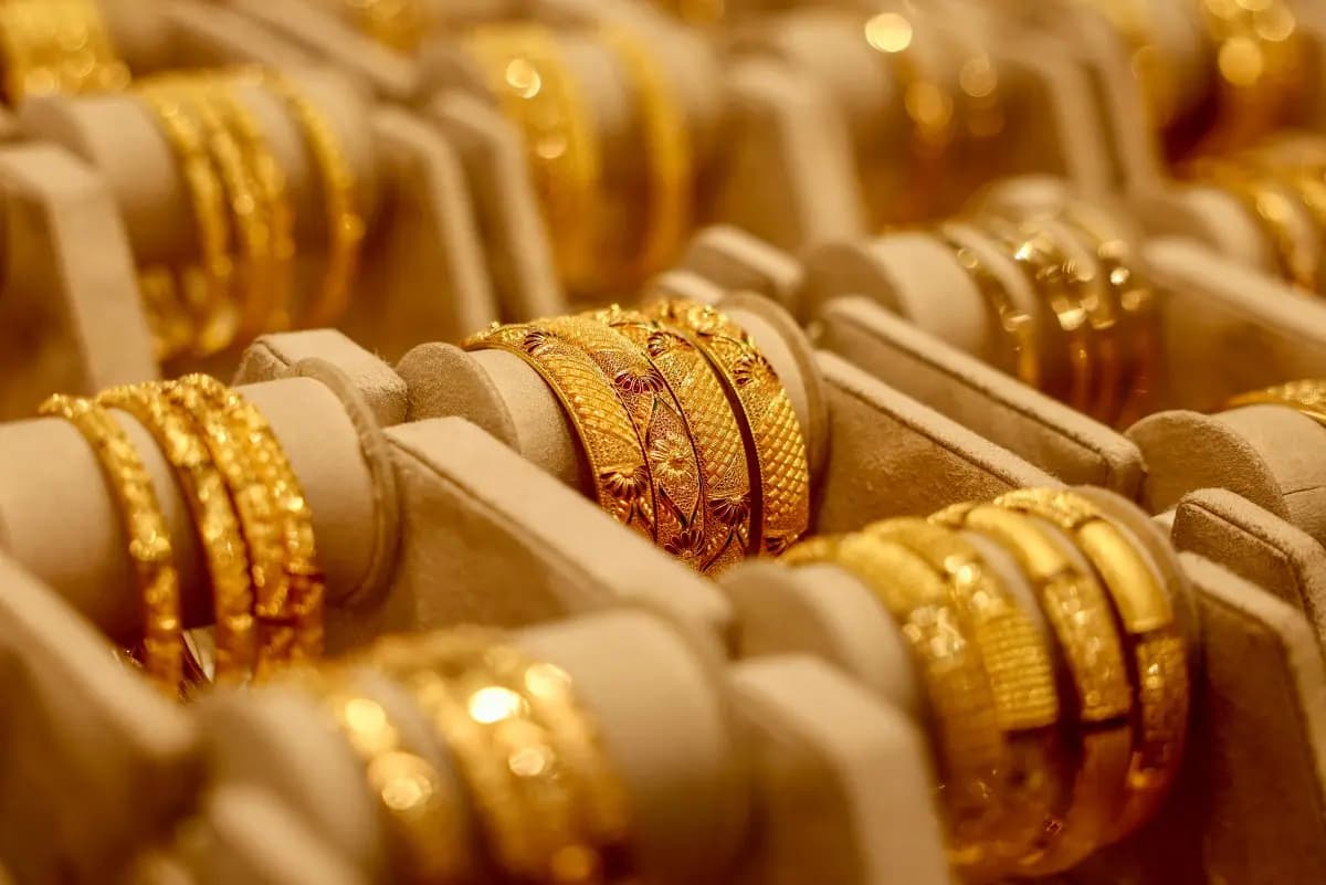 الذهب ينهي سلسلة خسائره ويسجل مكاسب أسبوعية بأكثر من 2%
