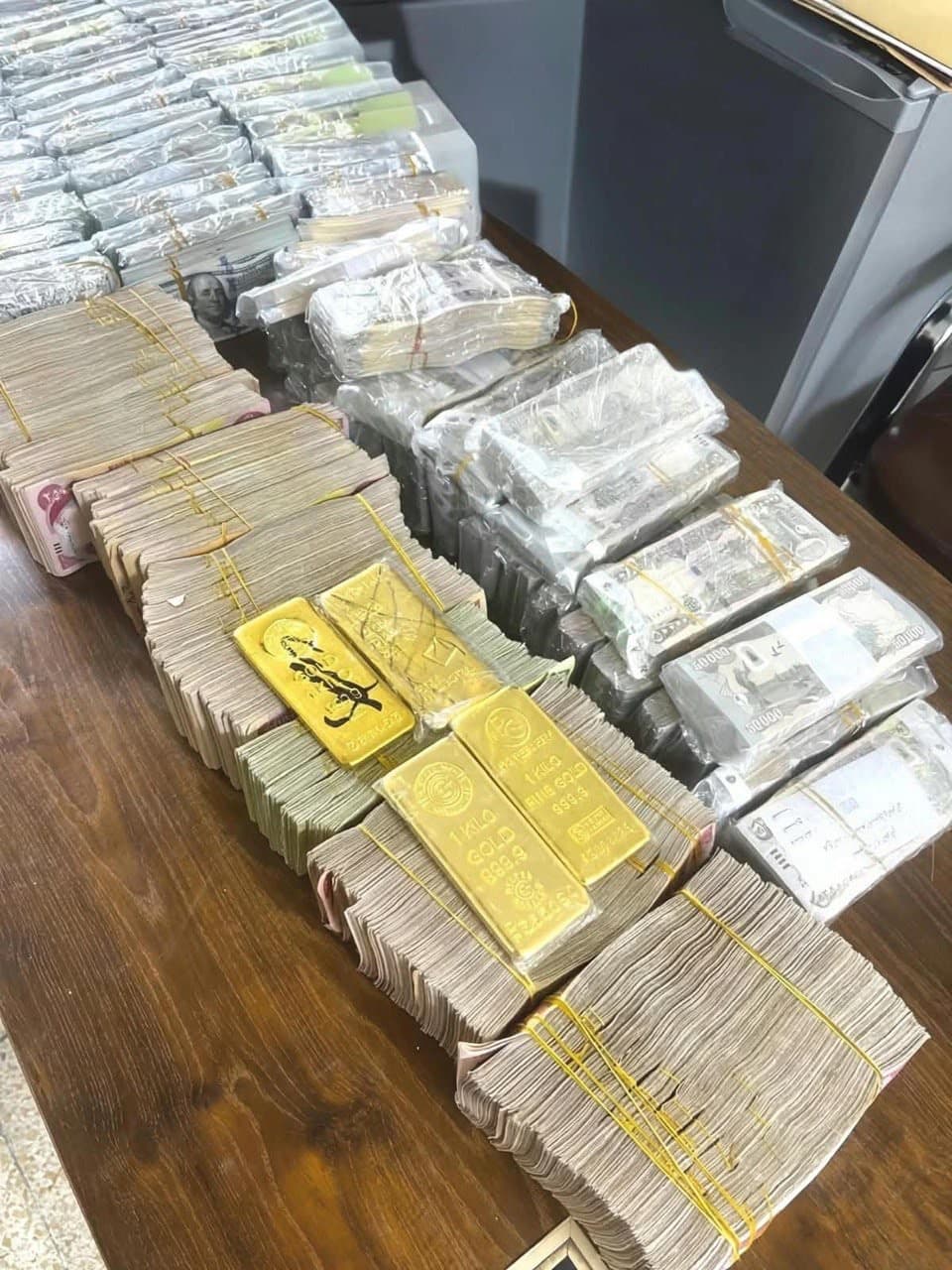 النزاهة تضبط قرابة تسعة مليارات دينار وسبائك ومشغولات ذهبية في منزل وكيل وزير الكهرباء
