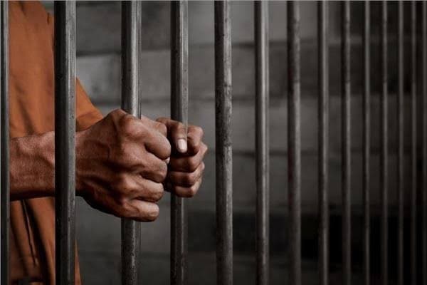 شرطة الديوانية: السجن 10 سنوات وطرد من الخدمة بحق ضابط و3 منتسبين بقضية الاعتداء على موقوفة