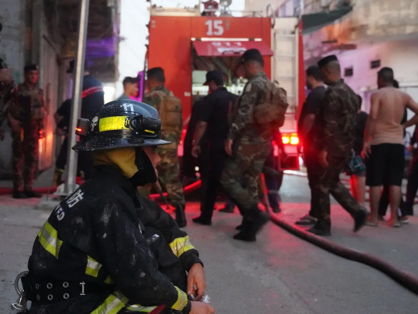 الدفاع المدني يخمد حريقاً اندلع داخل معمل للنجارة وسط بغداد