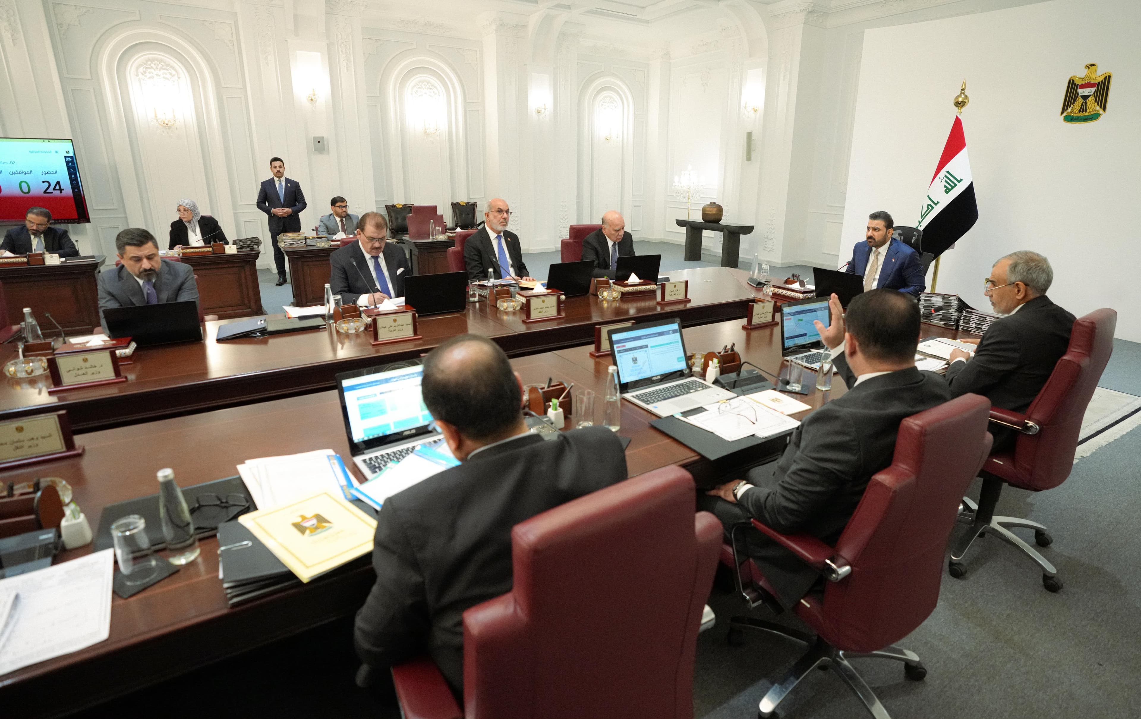 الزيدي يترأس جلسة مجلس الوزراء.. قرارات جديدة بشأن الإيفادات والنفط والإنفاق