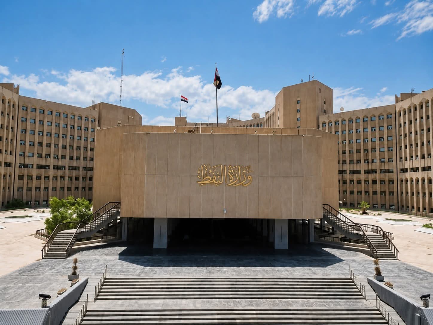 النفط: لا وجود لأزمة في البنزين ولدينا خزين استراتيجي مهم