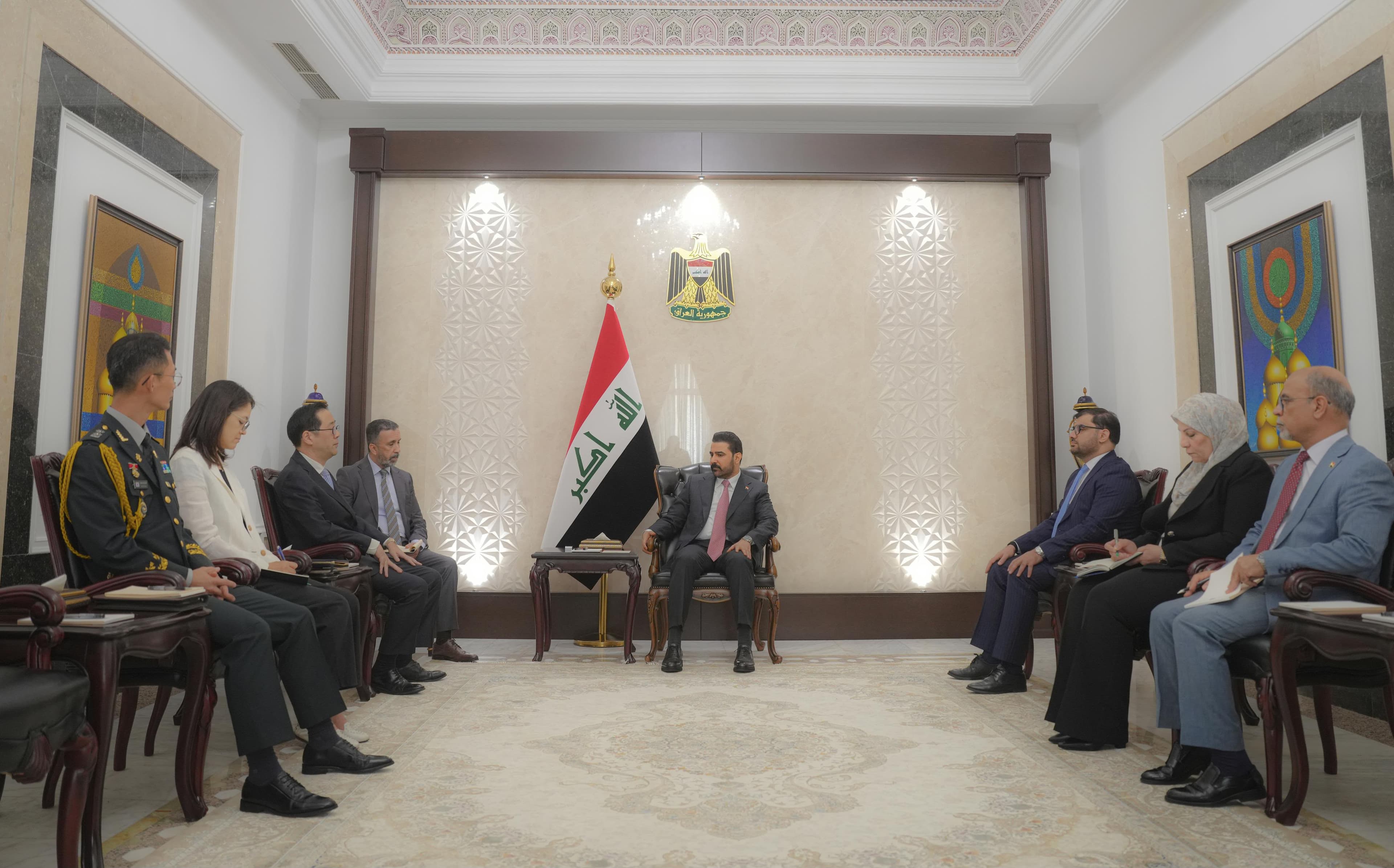 رئيس مجلس الوزراء علي فالح الزيدي يستقبل سفير كوريا الجنوبية لدى العراق