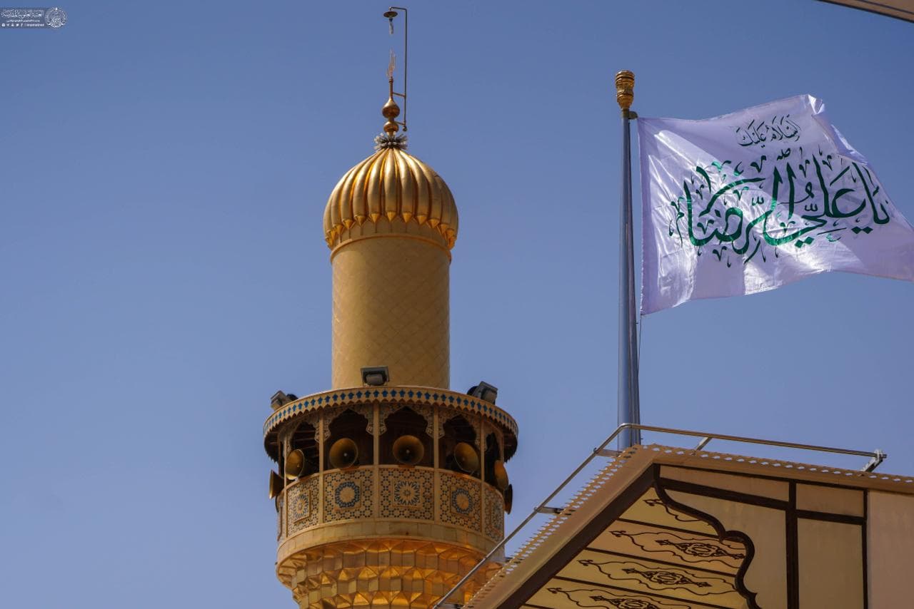 الصحن العلوي المطهر يتشح بلافتات الزينة مع حلول ذكرى ولادة الإمام الرضا (عليه السلام)