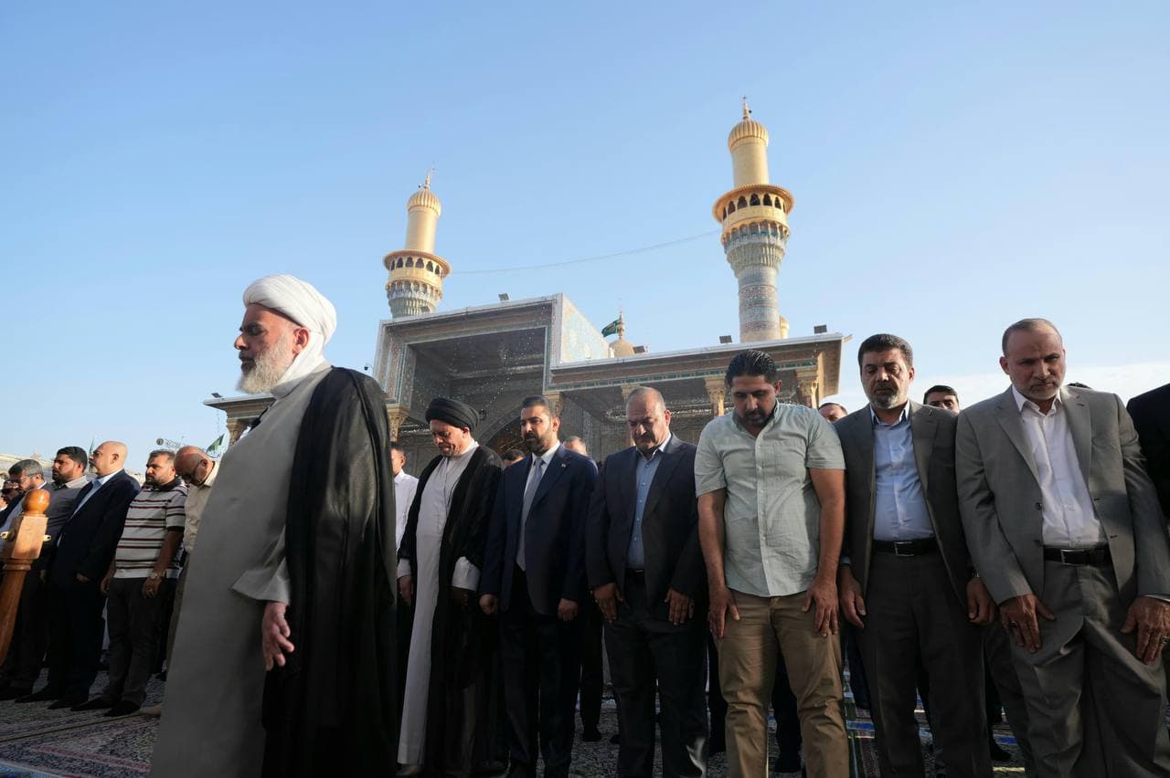 رئيس الوزراء يؤدي صلاة العيد بالصحن الكاظمي الشريف ويزور مرقد الإمام أبي حنيفة