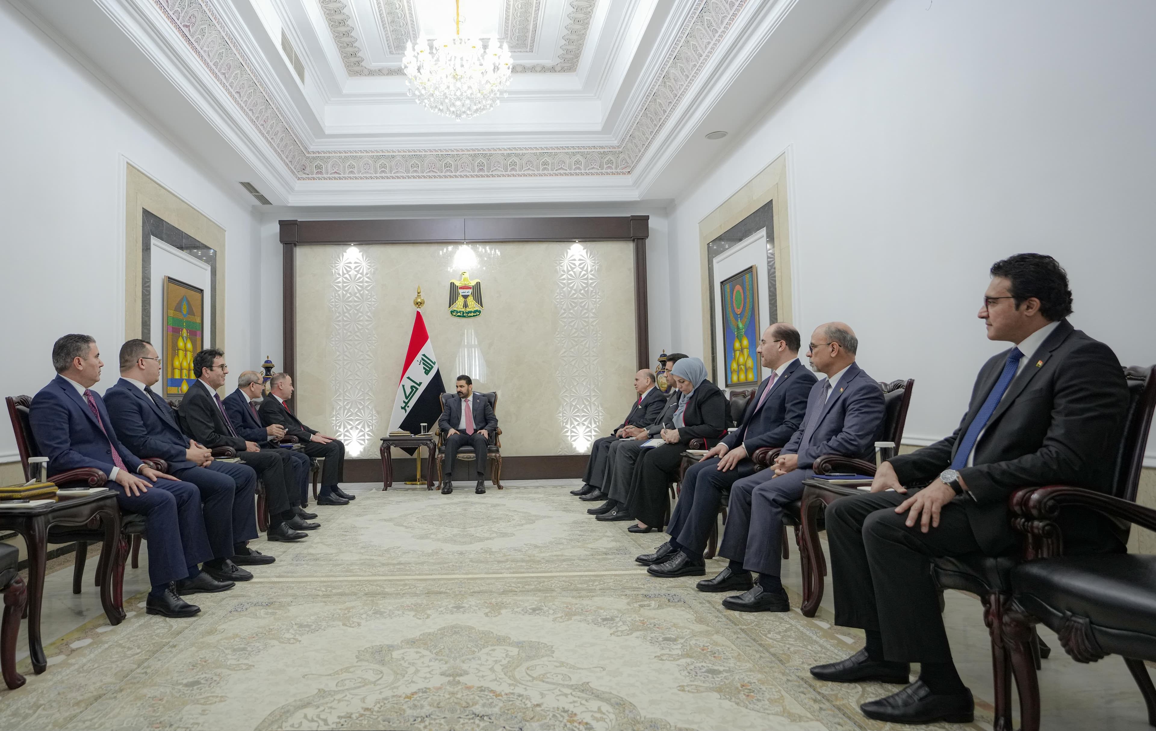رئيس الوزراء يستقبل المبعوث الرسمي الليبي ويبحث تعزيز العلاقات والتعاون المشترك
