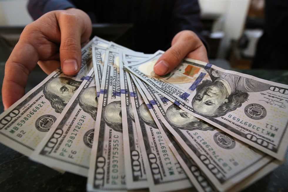 الدولار يتراجع بشكل طفيف في الأسواق المحلية