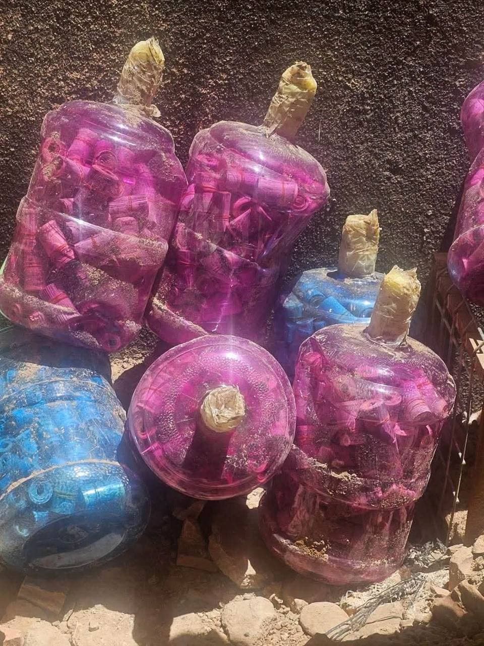 العثور على أموال وذهب داخل 11 قارورة مدفونة بمنزل وكيل وزير النفط الموقوف