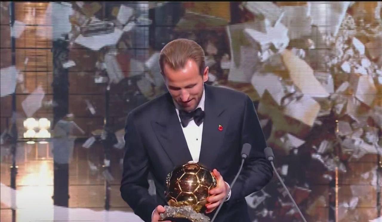 هاري كين يفوز جائزة الكرة الذهبية لأفضل لاعب في عام 2026
