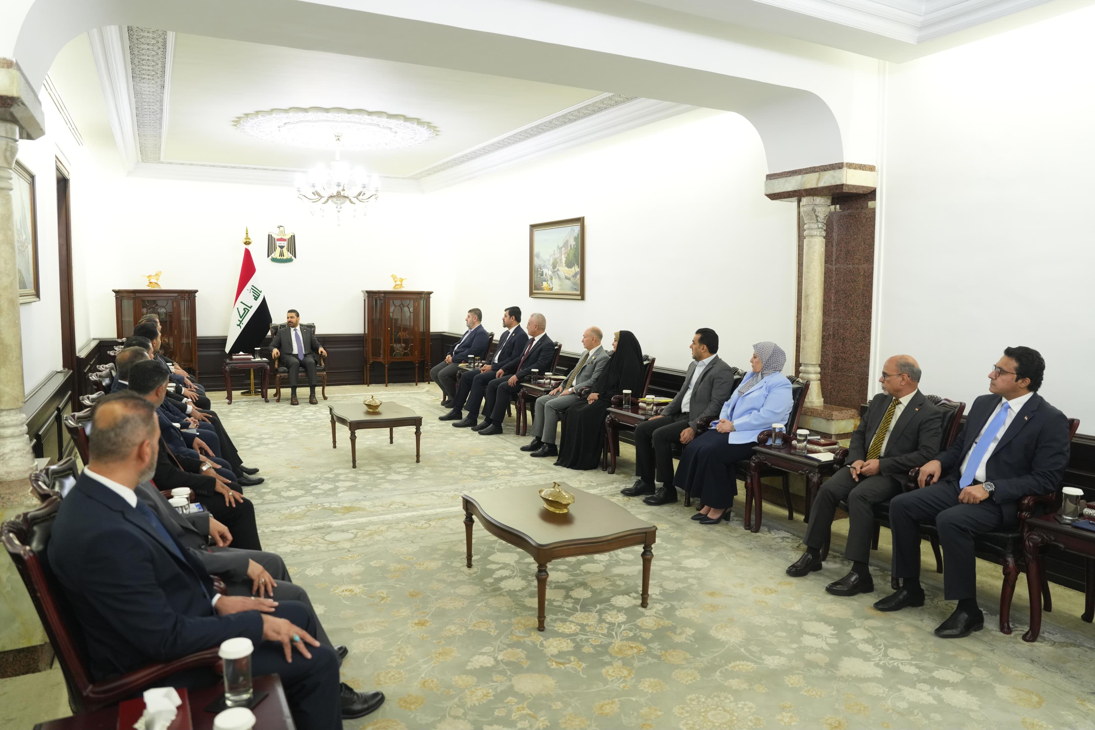 رئيس مجلس الوزراء علي الزيدي يستقبل الأمين العام لإشراقة كانون وأعضاء كتلتها النيابية