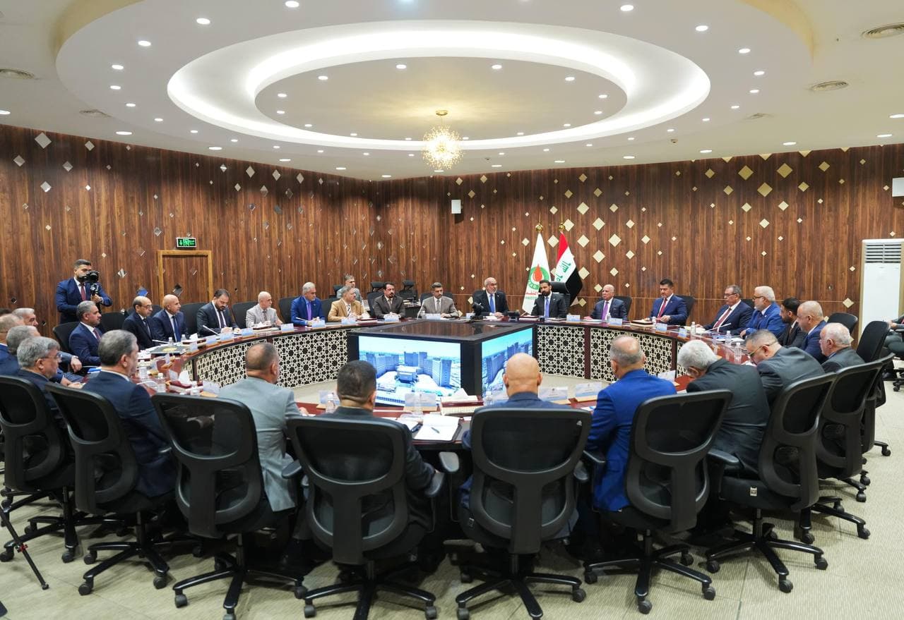 رئيس الوزراء يجري زيارة إلى وزارة النفط ويترأس اجتماعاً للكادر المتقدم بالوزارة