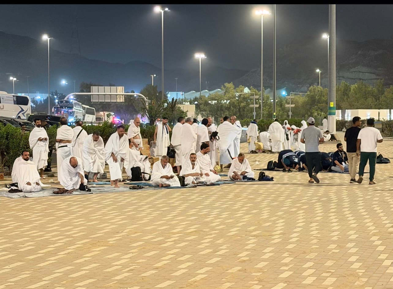 الحجاج العراقيون يصلون مزدلفة لأداء المناسك وسط أجواء إيمانية