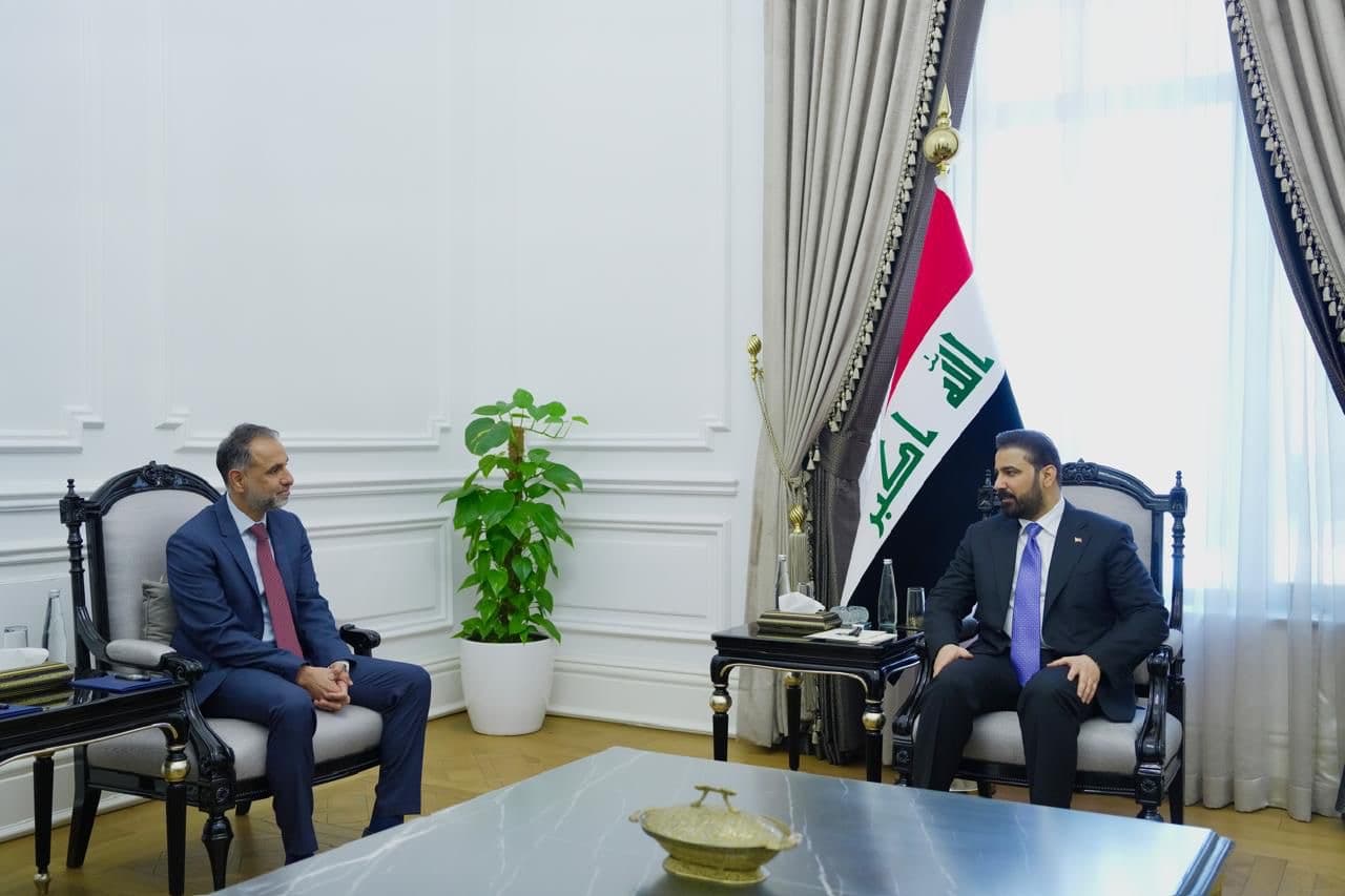 الزيدي والسفير البريطاني يؤكدان أهمية اعتماد الحوار لتجنيب المنطقة مخاطر الحرب وتداعياتها