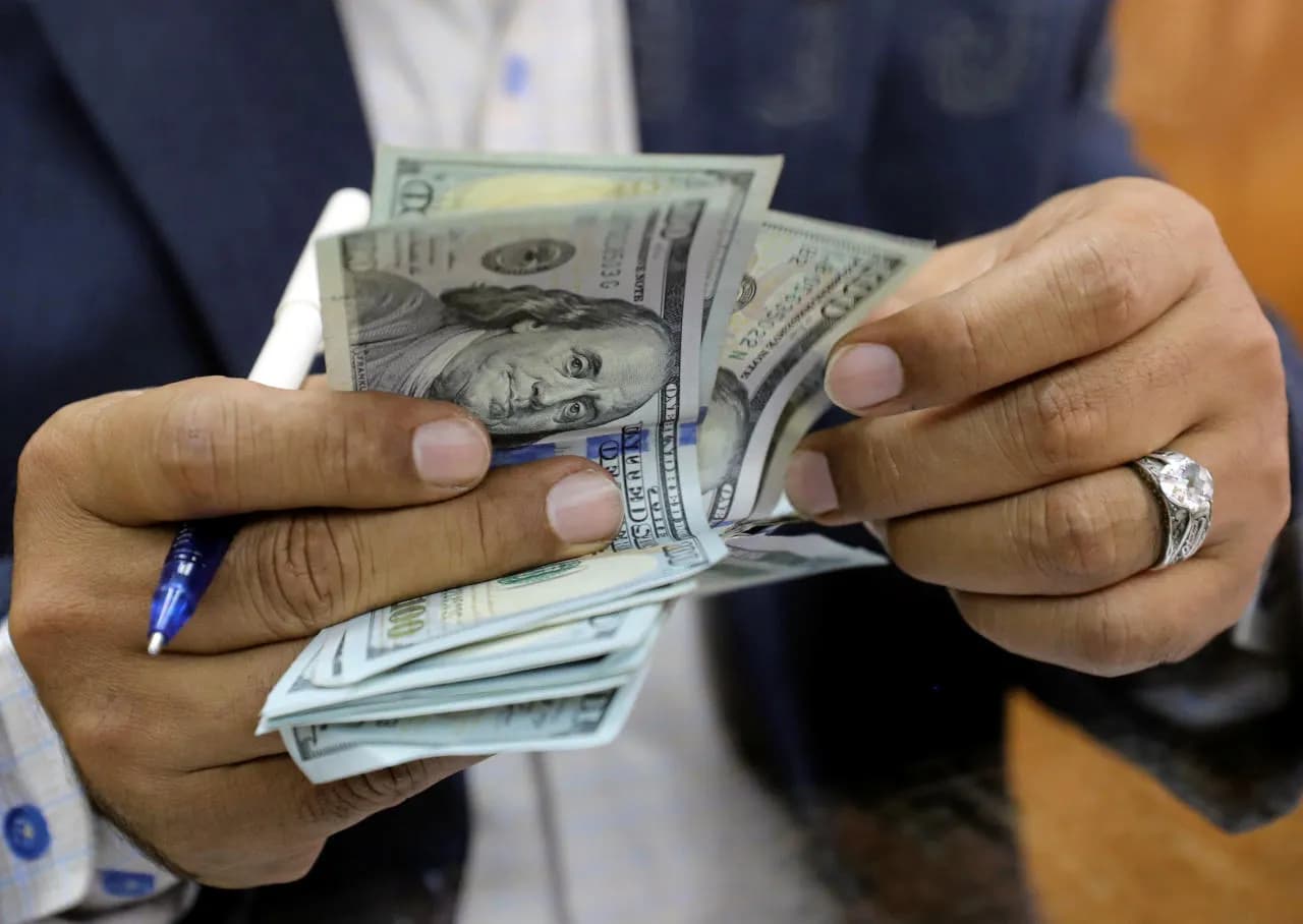 الدولار يفتح تعاملاته الأسبوعية بالثبات على مستوياته المرتفعة