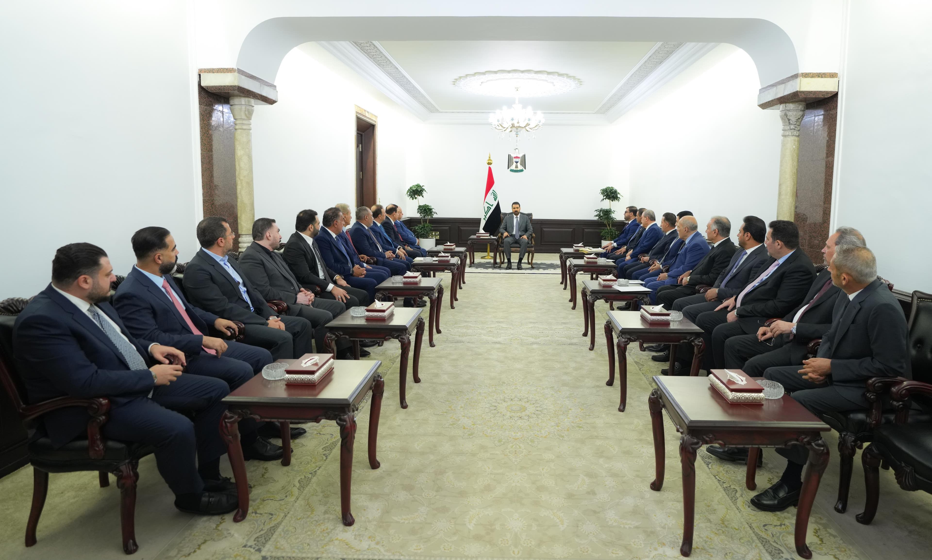 رئيس الوزراء يستقبل مجموعة من رجال الأعمال العراقيين