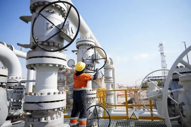 النفط يستقر فوق عتبة 100 دولار بعد الضربات الأميركية الإيرانية المتبادلة في هرمز