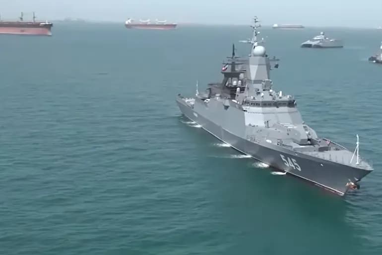إيران تطلق النار على سفن أمريكية وواشنطن تنفي