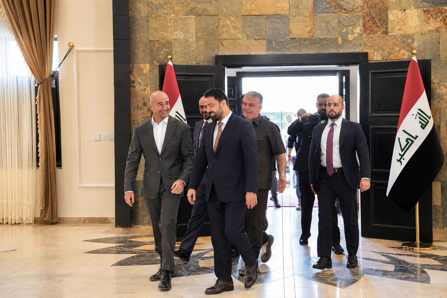 الاتحاد الأوروبي يؤكد دعمه للحكومة العراقية الجديدة ويبحث تعزيز التعاون المشترك